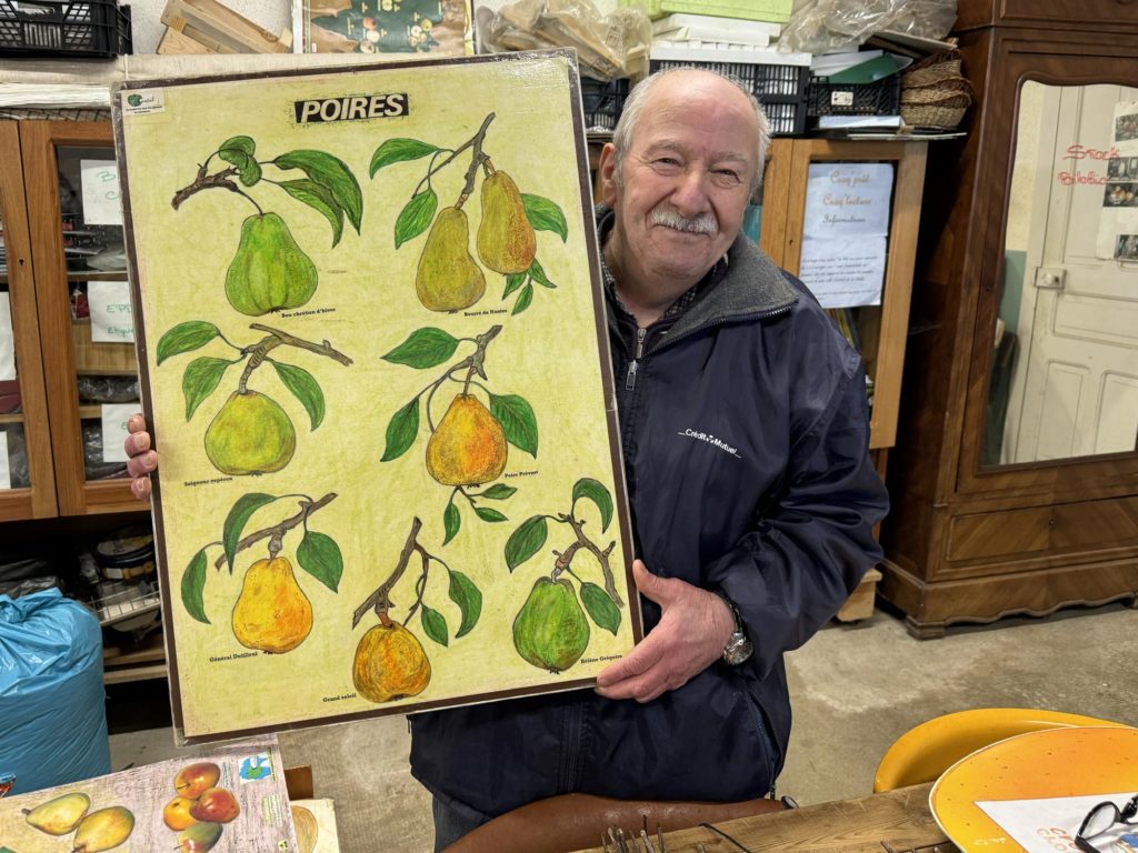 Photo de Pierre Magne avec une des ses peintures